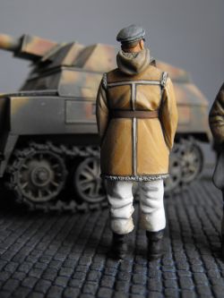 S2KW048 - German officer in sheepskin. Late war.